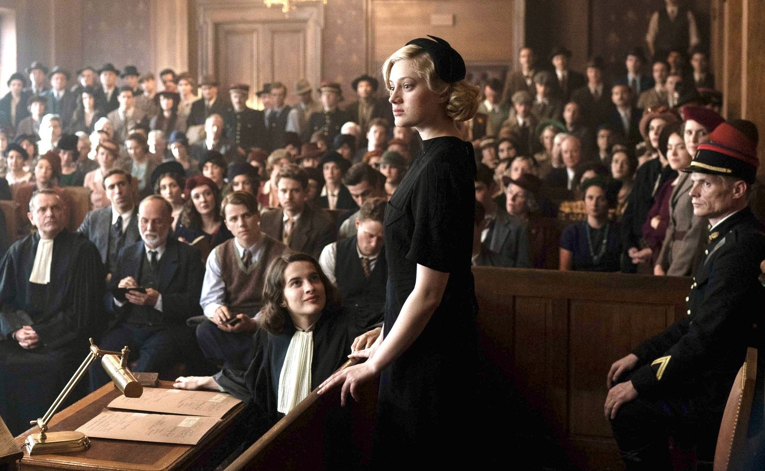 una donna in aula di tribunale