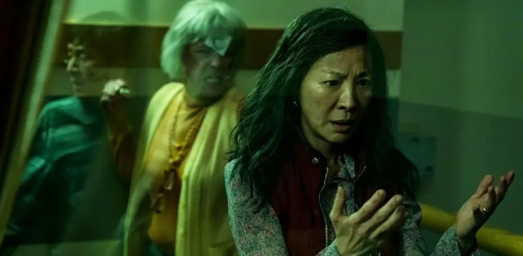 una donna che guarda le proprie mani