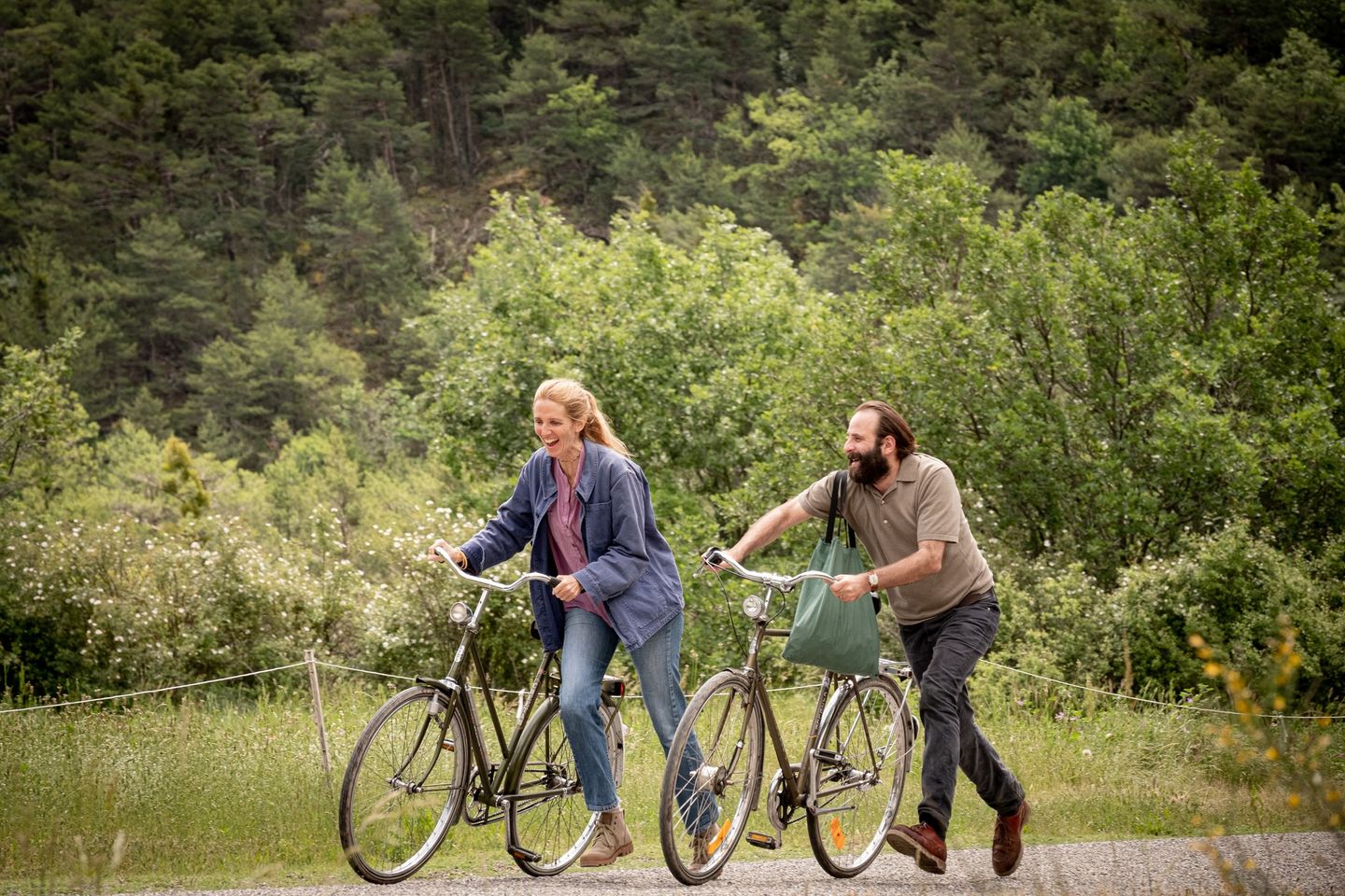 un uomo e una donna passeggiano in bicicletta