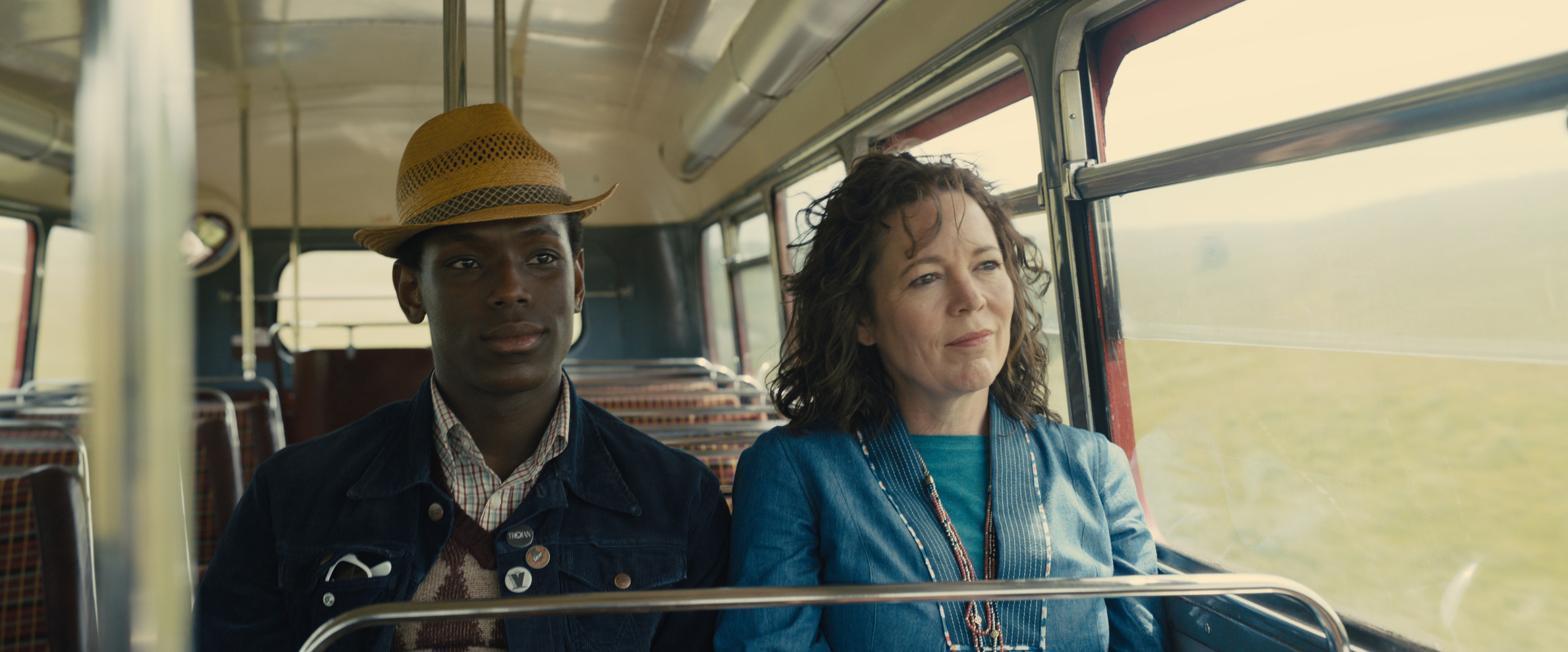 un uomo e una donna seduti su un autobus