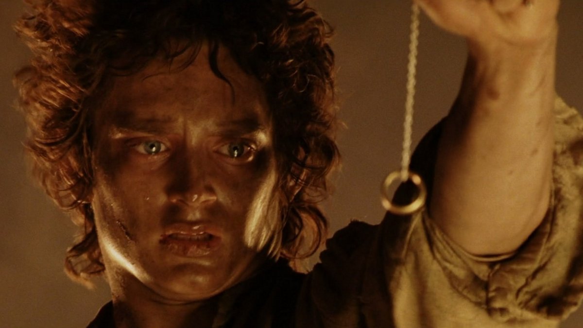 un ragazzo che guarda un anello