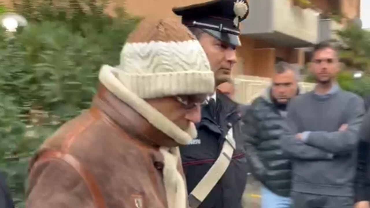 un uomo con un carabiniere