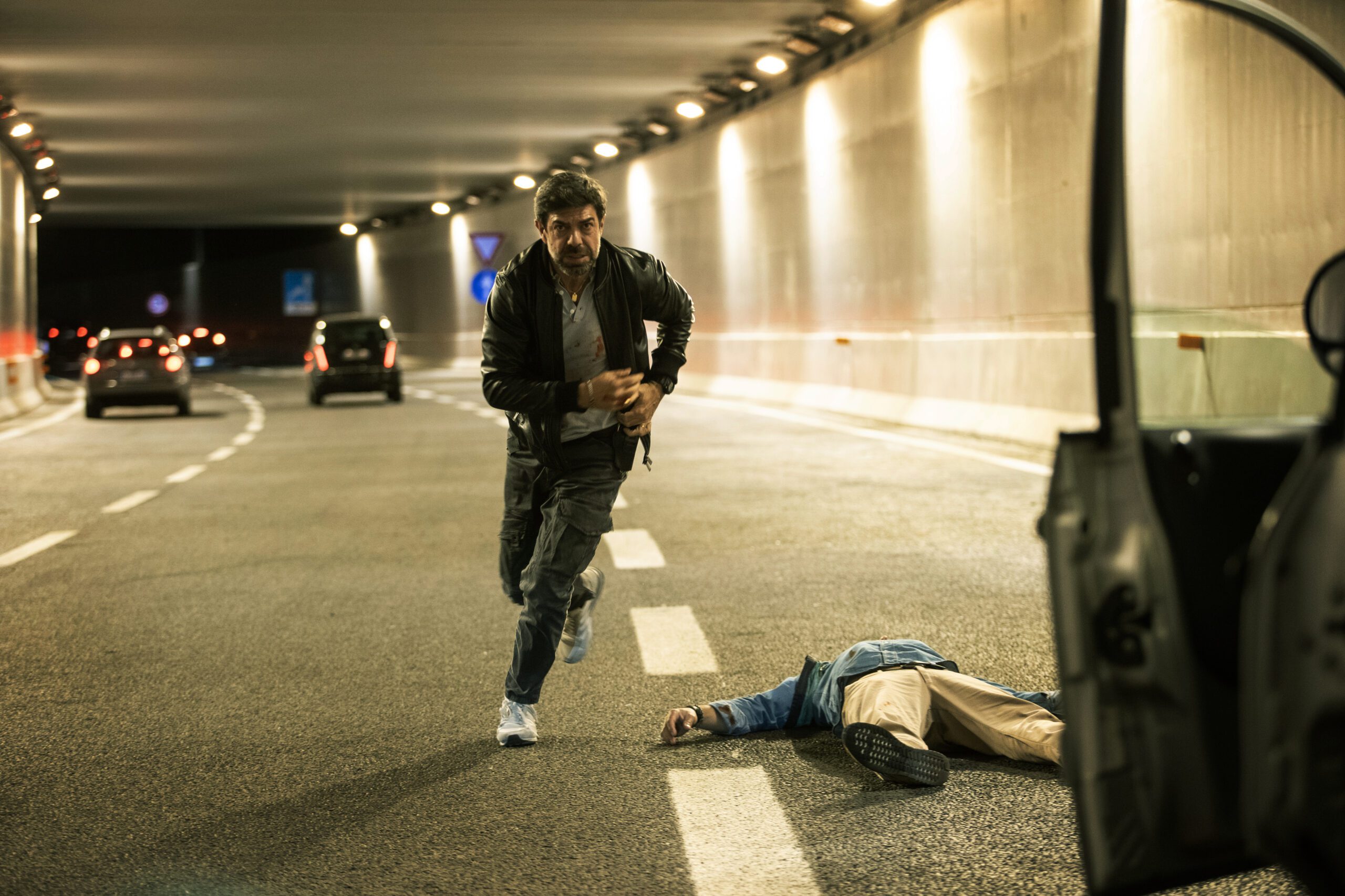 Un uomo che corre su una strada