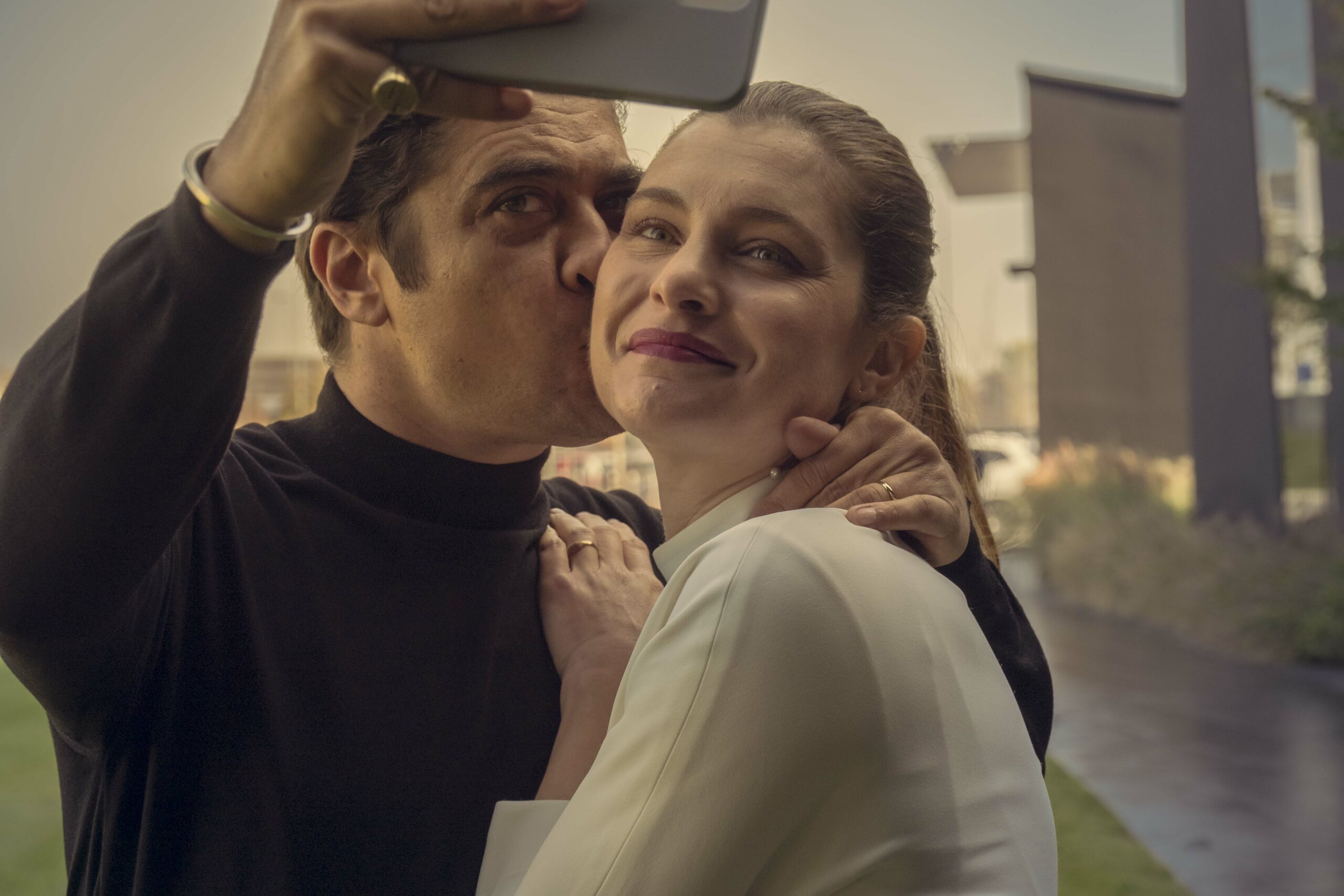un uomo e una donna in posa per un selfie