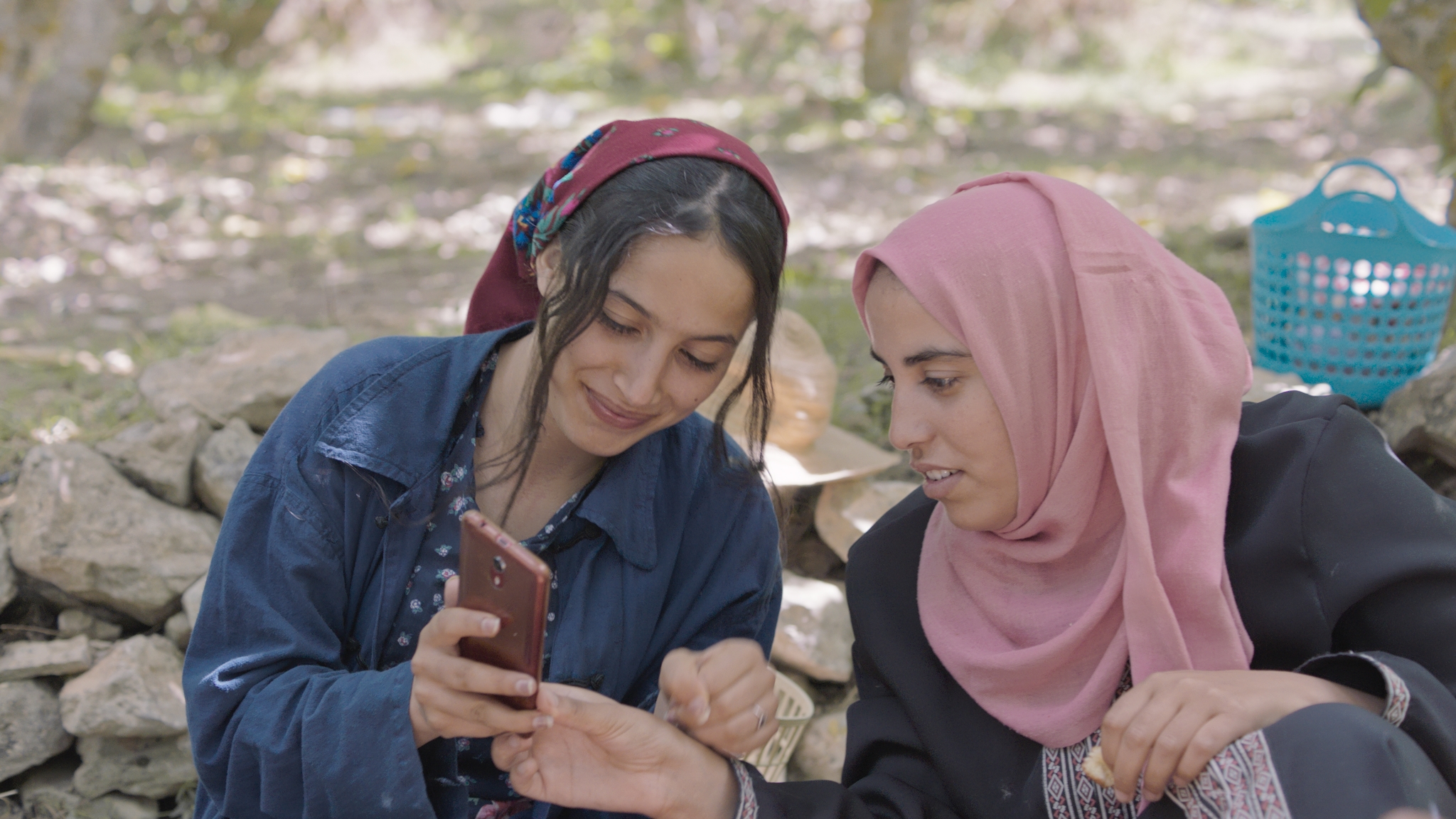due donne che parlano e guardano un cellulare