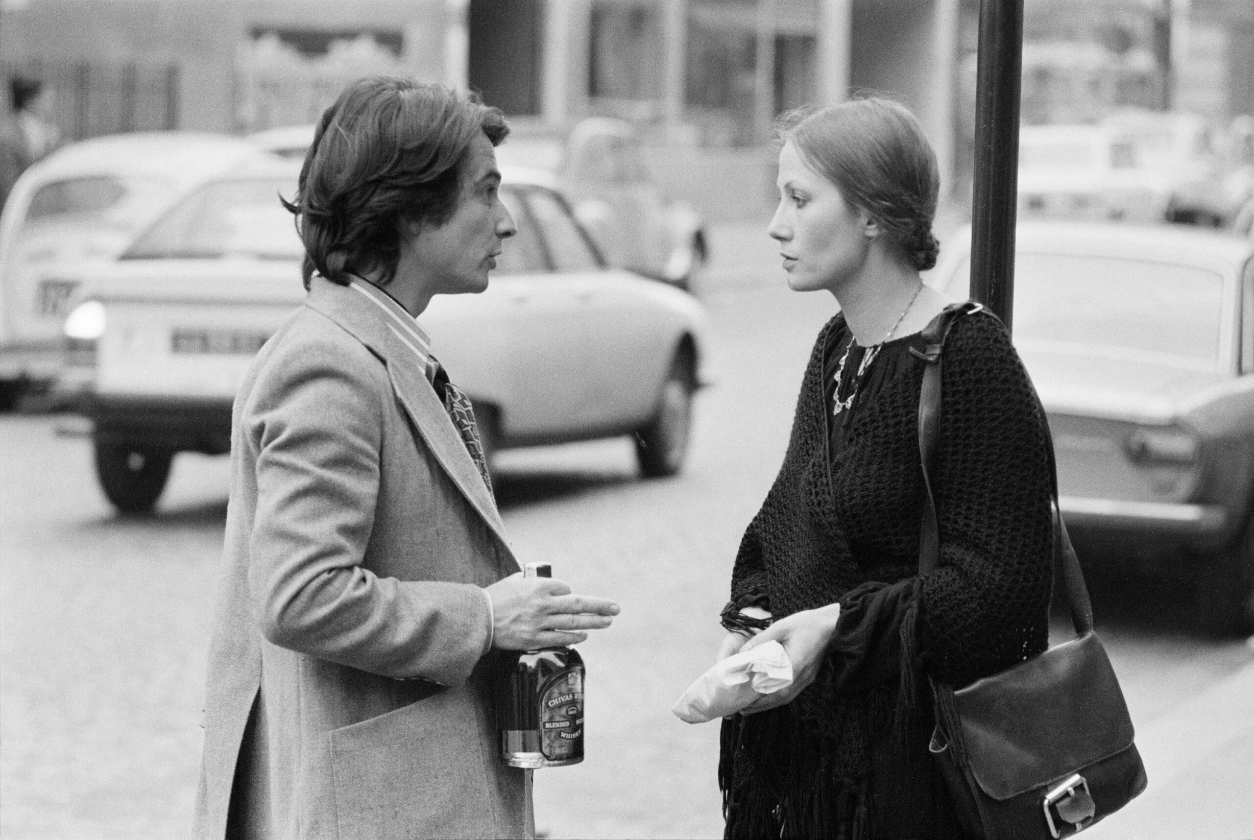 un uomo e una donna che parlano