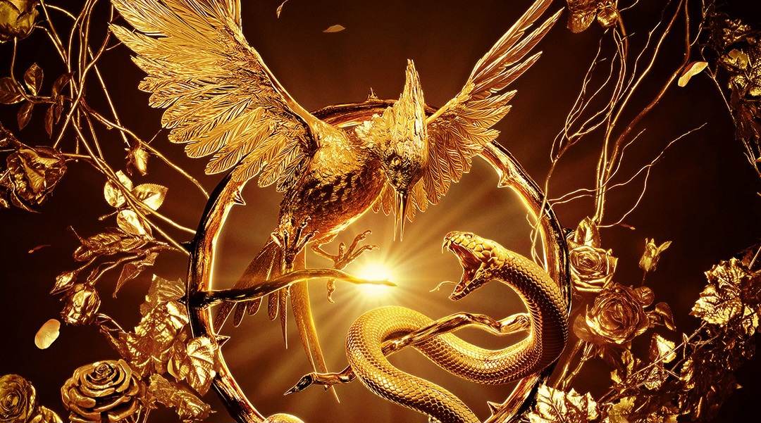 un uccellino che lotta con un serpente entrambi color oro