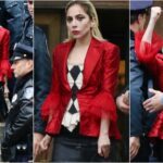 una donna bionda con una giacca rossa