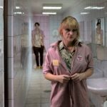 una donna e un uomo in bagno
