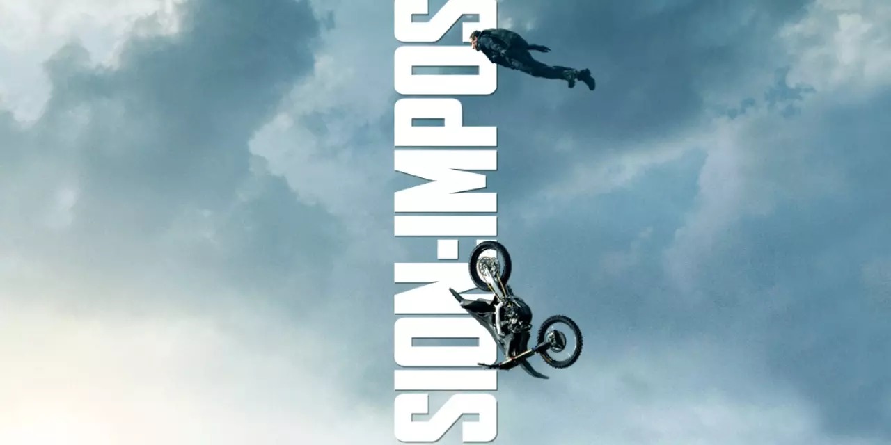 un uomo in volo con una moto