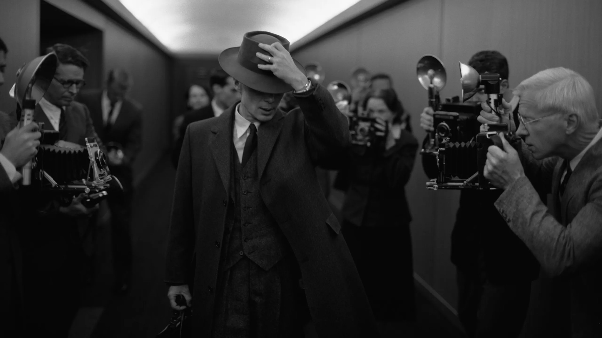 un uomo che tiene un cappello