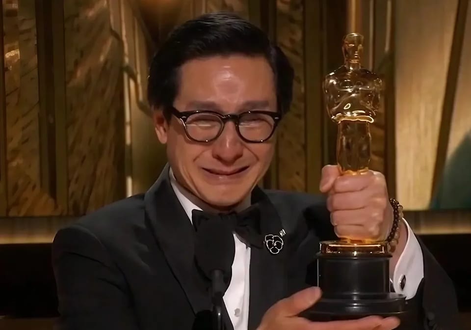 un uomo che stringe un premio e piange