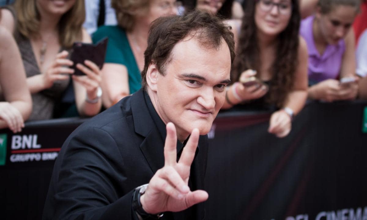 un uomo che fa il simbolo della vittoria