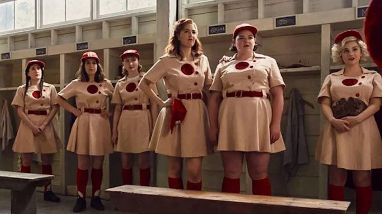 un gruppo di ragazze vestite con la divisa da baseball