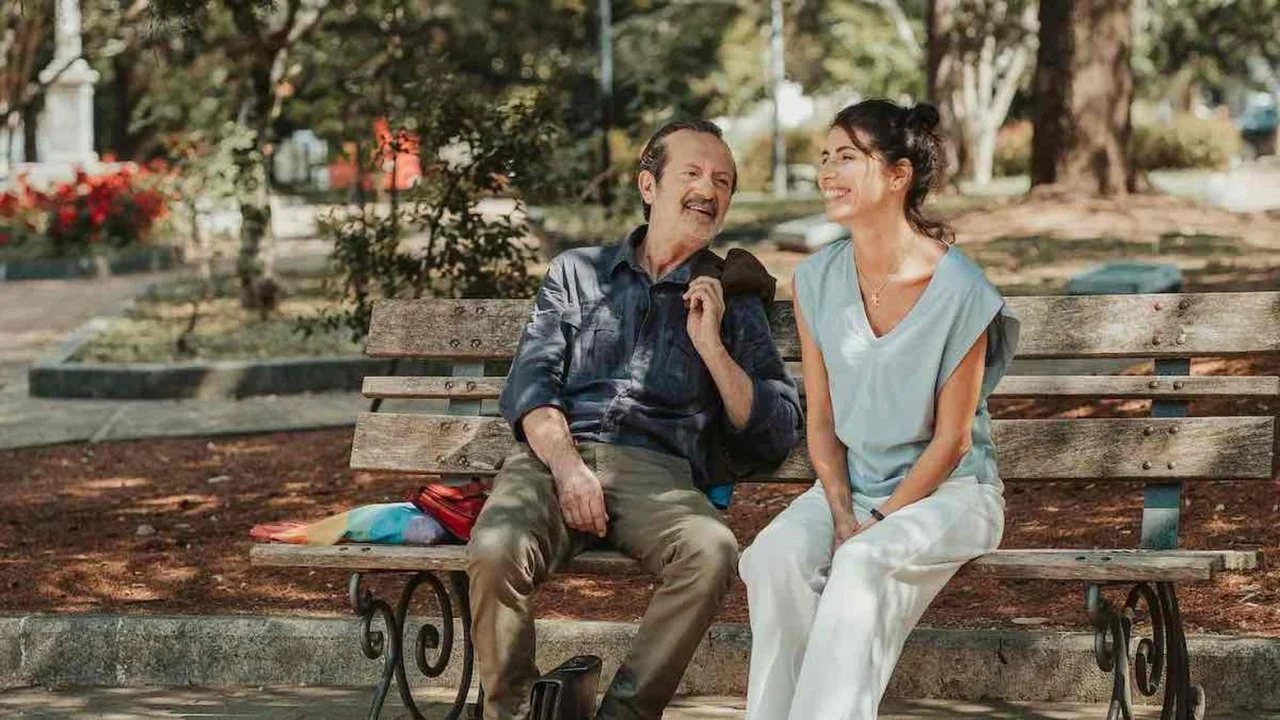 un uomo e una donna seduti su una panchina