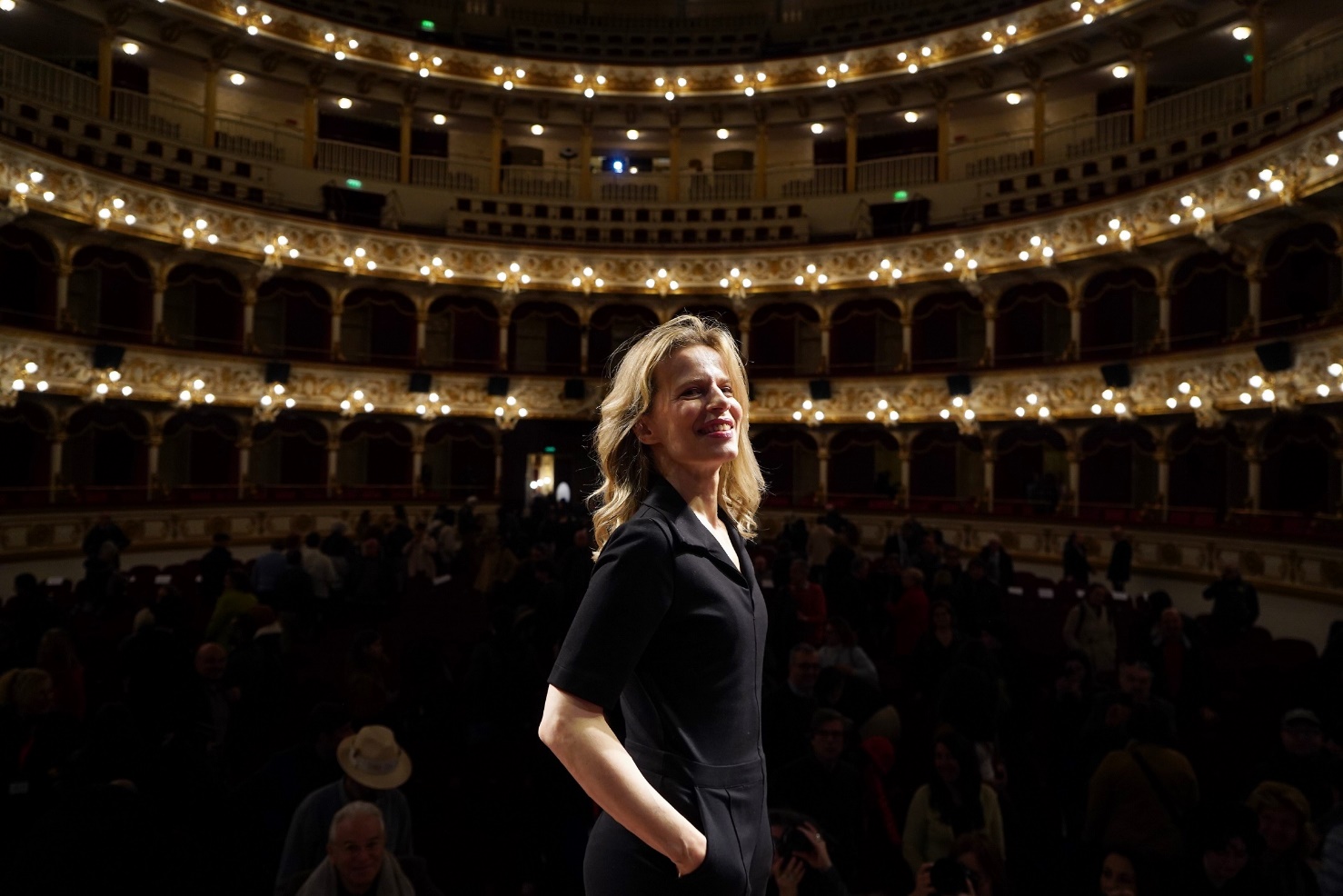 una donna bionda su un palco
