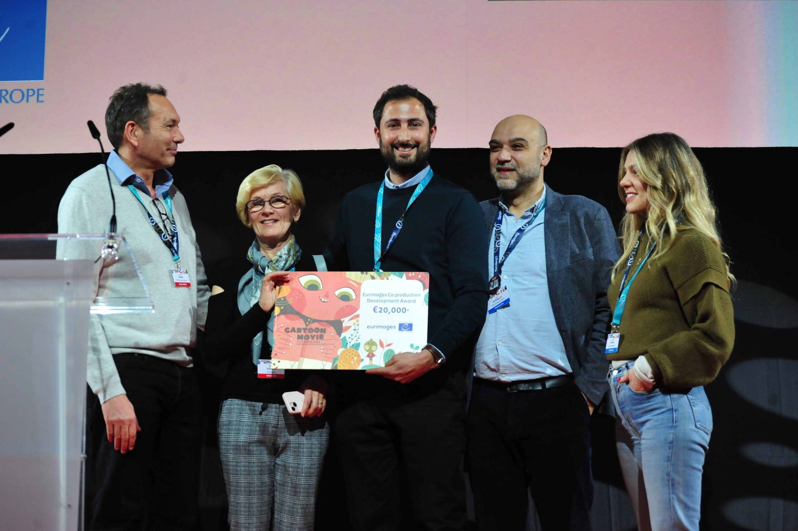 5 persone con un premio