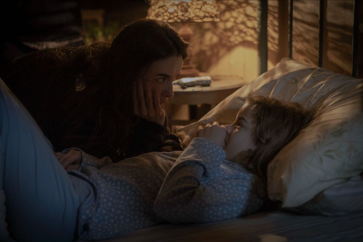 una donna che da la buona notte a una bambina