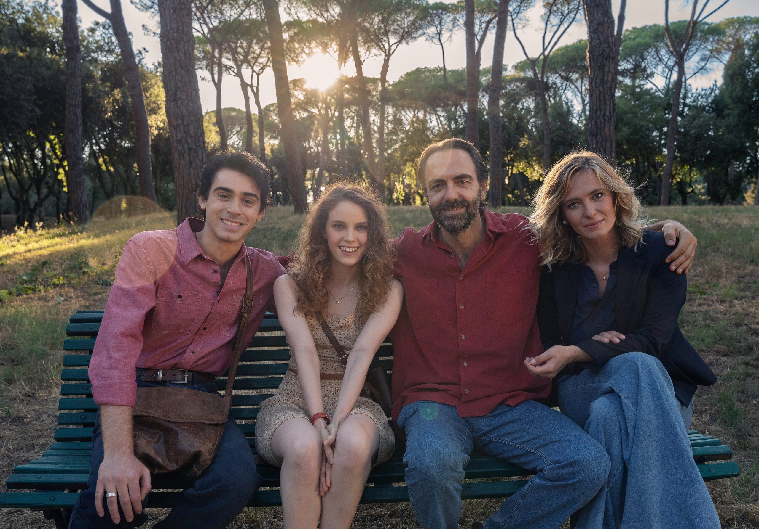 quattro persone sedute su una panchina