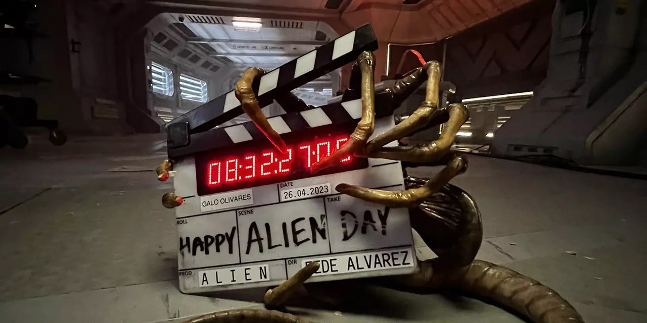 La creatura del film Alien con il ciak