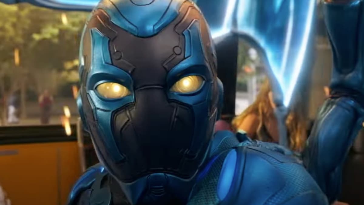 un uomo con costume blu