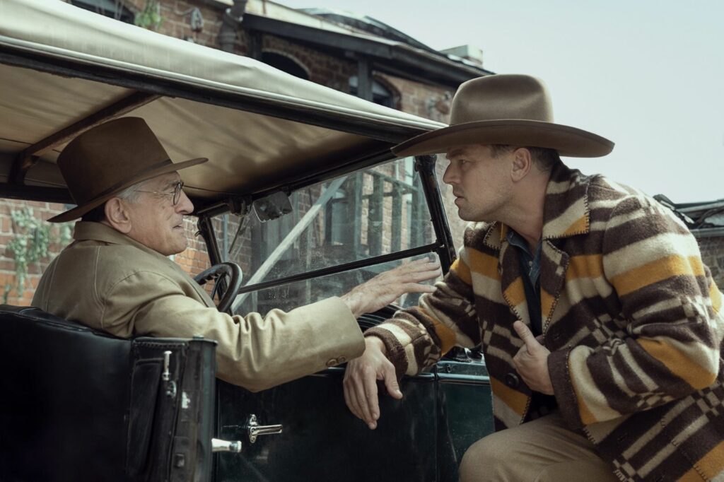 Robert De Niro e Leonardo DiCaprio nella scena di Killers of the Flower Moon