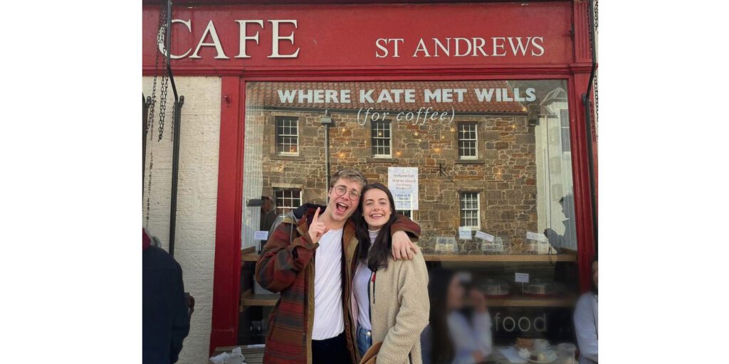 I protagonisti in posa al Northpoint Cafe di St. Andrews