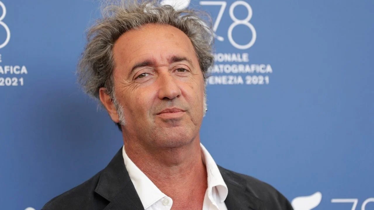 un uomo con i capelli bianchi