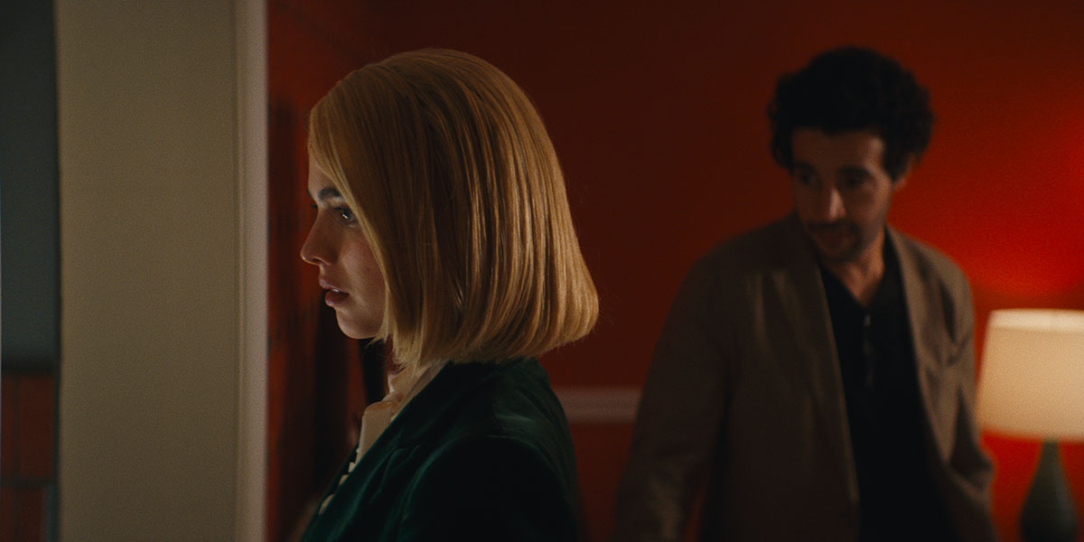 Margaret Qualley e Christopher Abbott in sanctuary