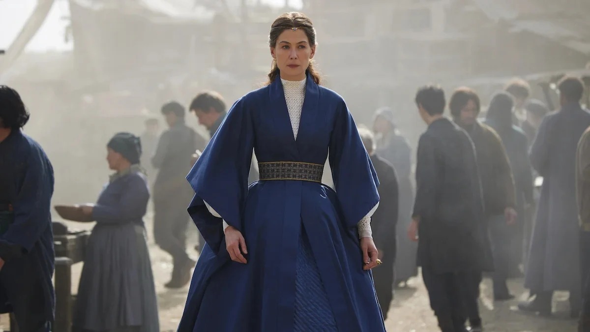 Rosamunde Pike ne La ruota del tempo seconda stagione
