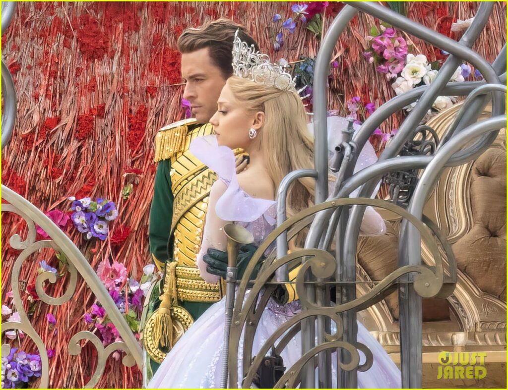 Jonathan Bailey e Ariana Grande in Wicked
