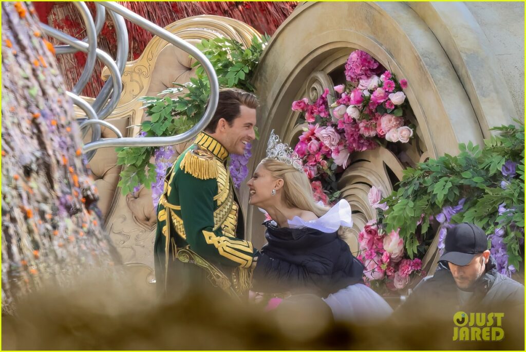 Jonathan Bailey e Ariana Grande in Wicked