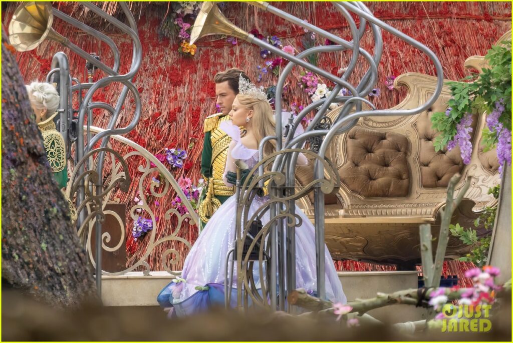 Jonathan Bailey e Ariana Grande in Wicked