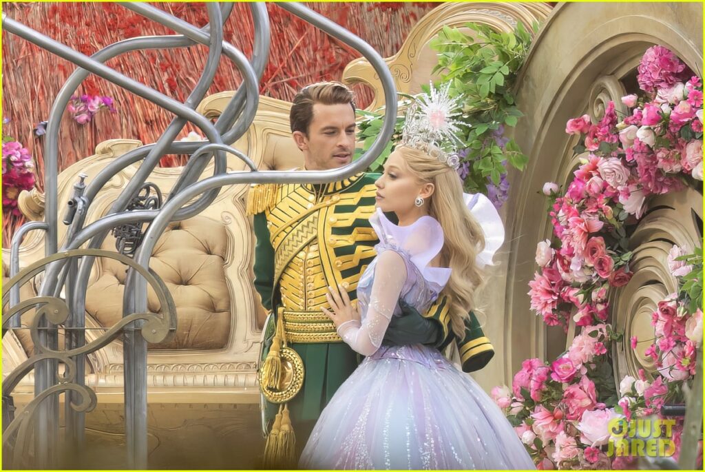 Ariana Grande e Jonathan Bailey in Wicked
