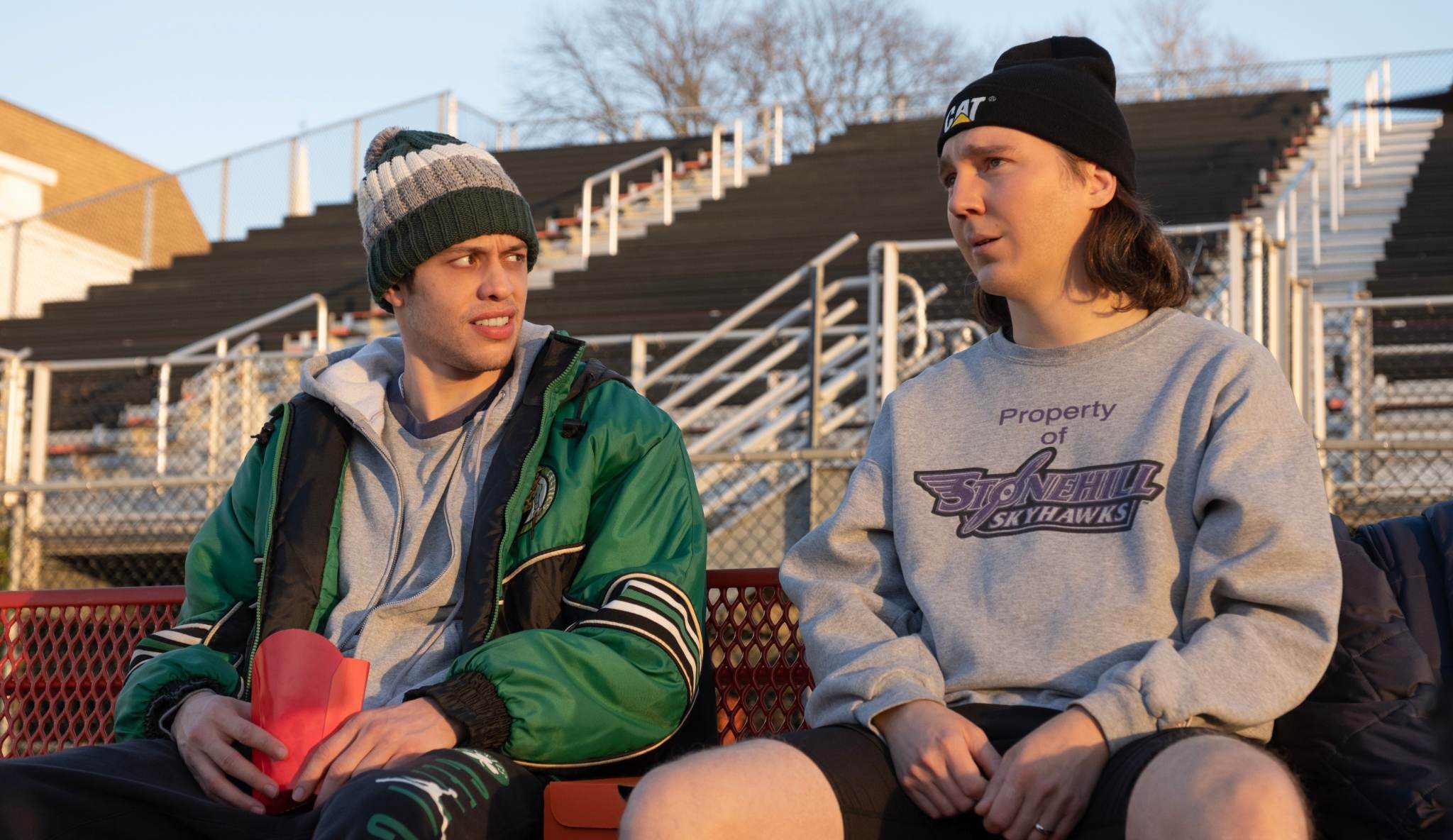 Pete Davidson e Paul Dano in Dumb Money