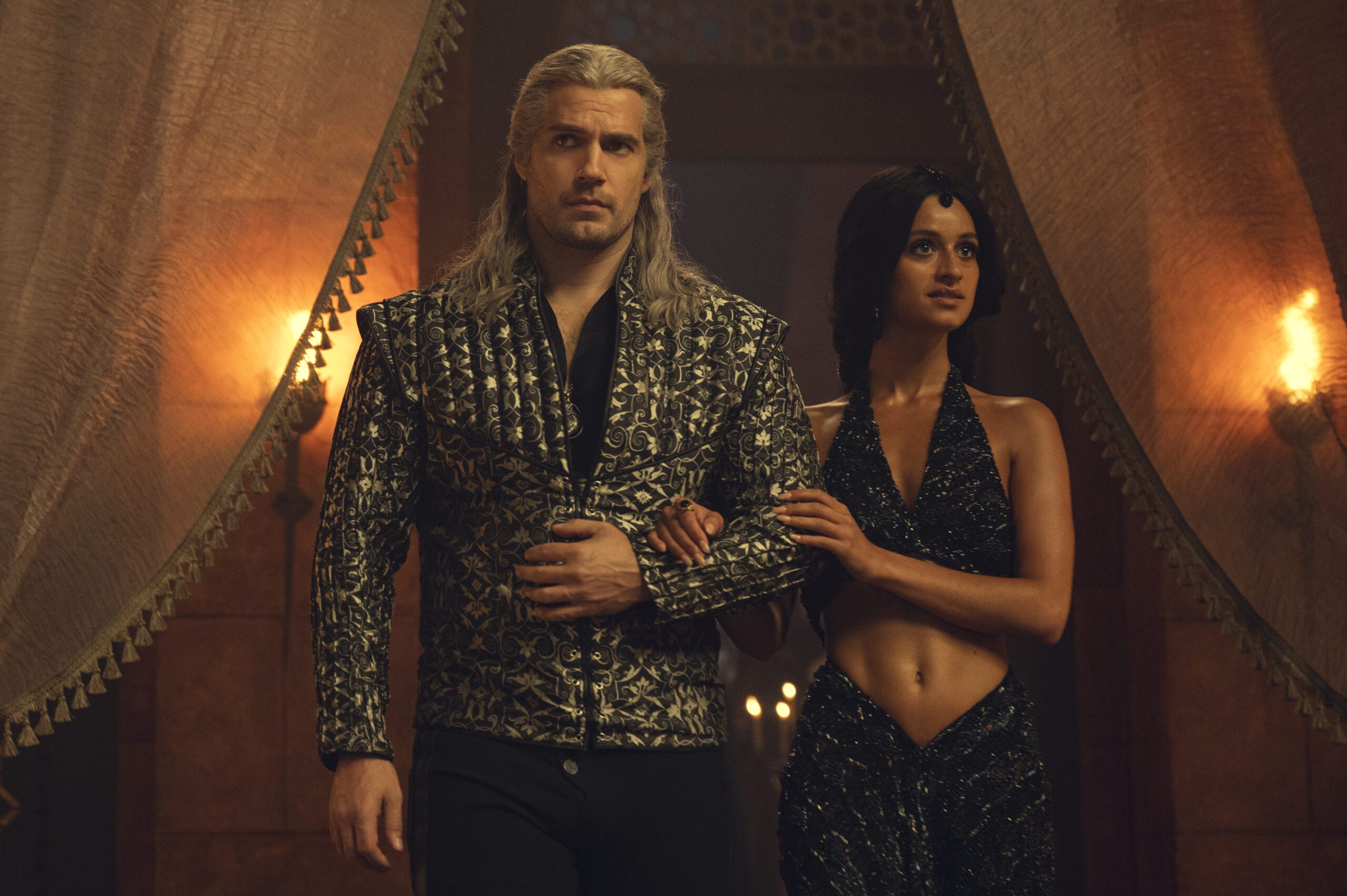 Henry Cavill e Anya Chalotra in The Witcher 3