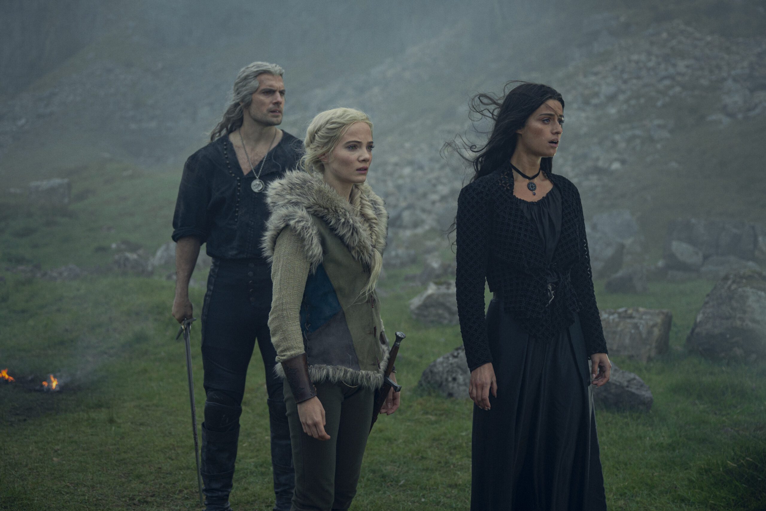 Henry Cavill (Geralt di Rivia), Anya Chalotra (Yennefer di Vengerberg), Freya Allan (Principessa Cirilla di Cintra), in the witcher 3