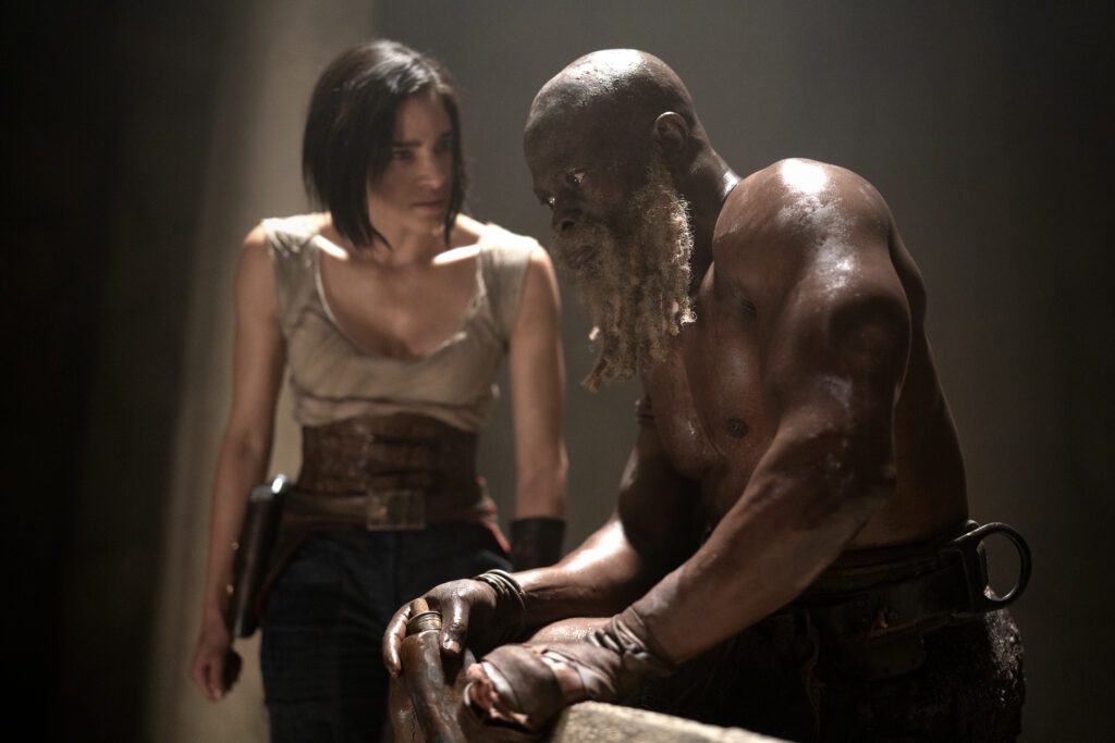 Sofia Boutella e Djimon Hounsou in Rebel Moon