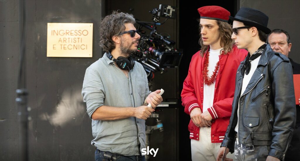 Sidney Sibilia, Elia Nuzzolo e Matteo Oscar Giuggioli nella serie Hanno ucciso l'uomo ragno