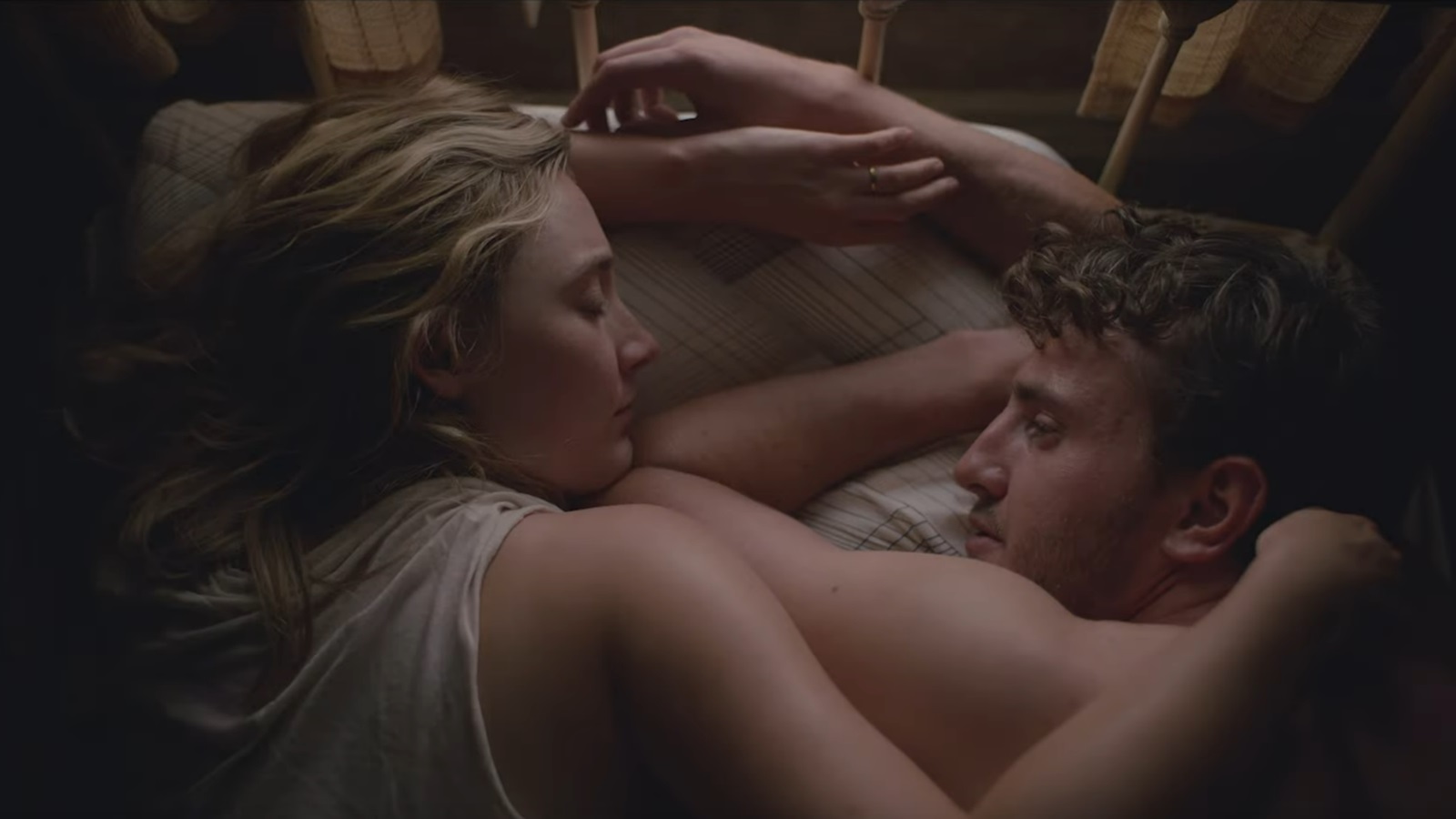 Saoirse Ronan e Paul Mescal in Foe