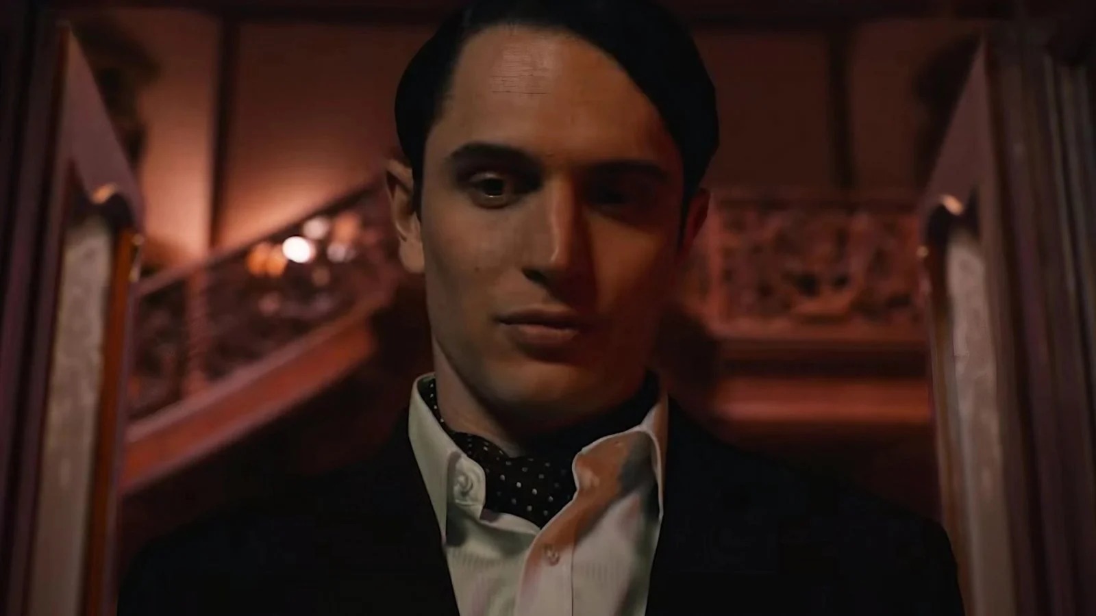 Colin Woodell nella serie The Continental