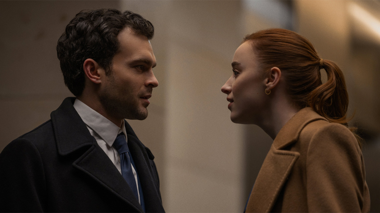 Phoebe Dynevor e Alden Ehrenreich in Fair Play