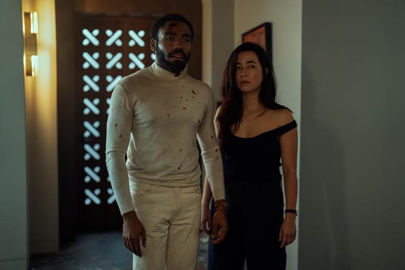 Maya Erskine e Donald Glover in Mr. & Mrs. Smith