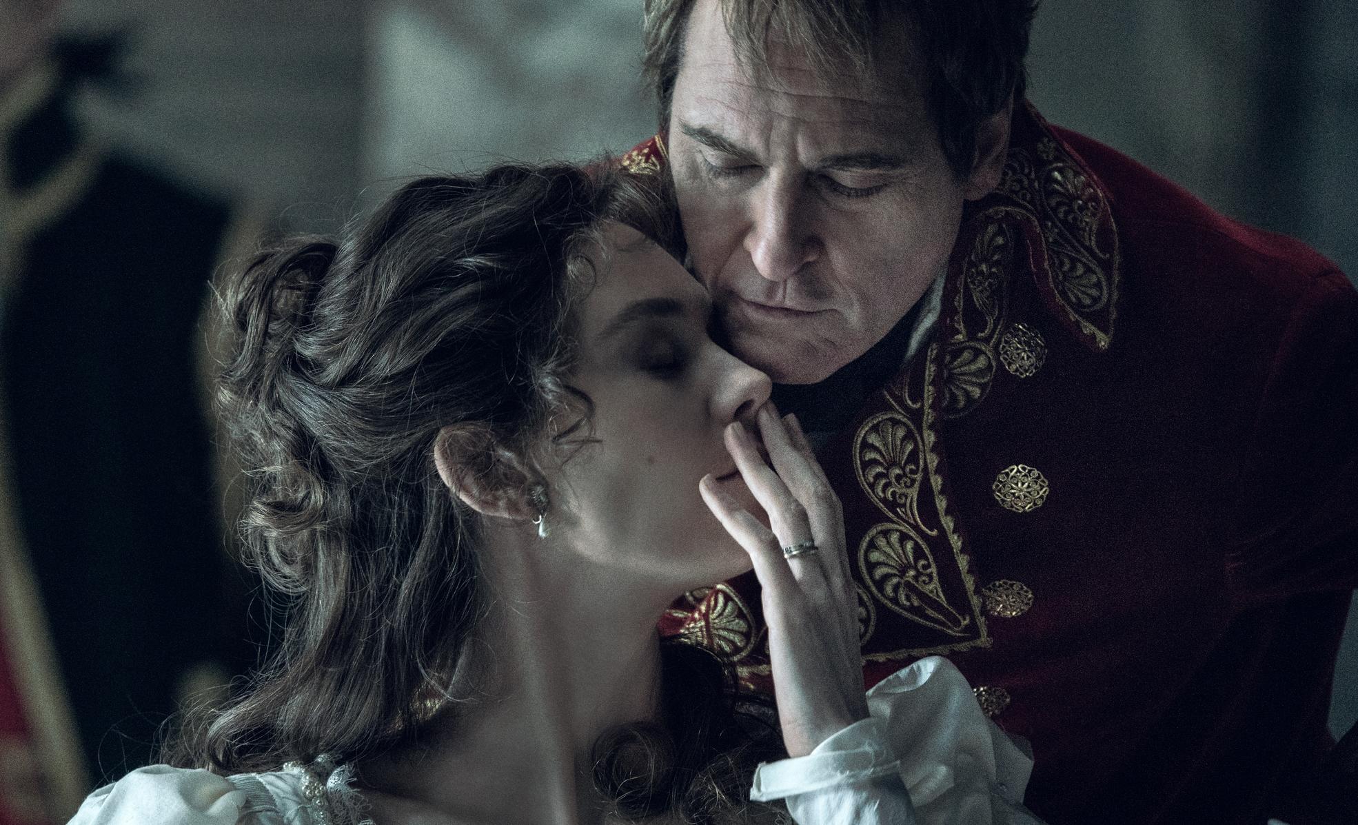 Joaquin Phoenix e Vanessa Kirby in Napoleone