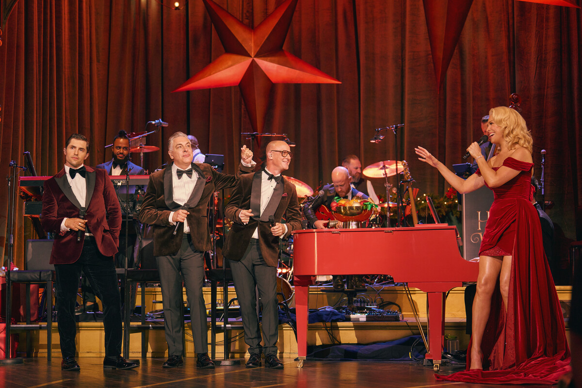 Il Natale di Hannah Waddingham, Phil Dunster si esibisce nello speciale natalizio