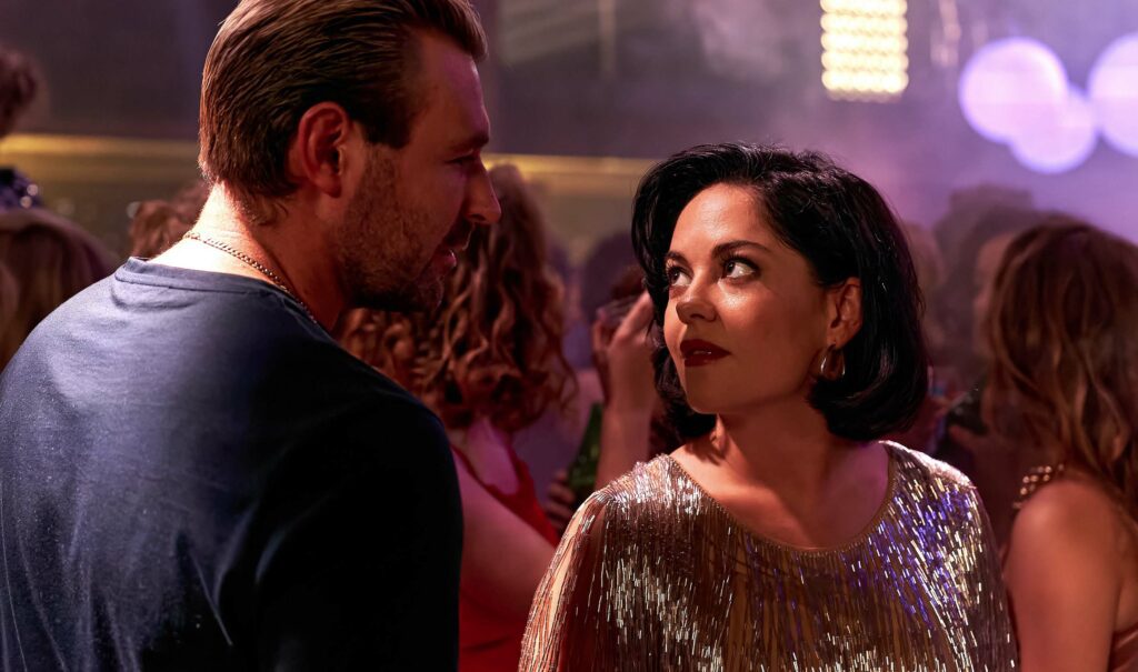 L-R James McArdle as Gal Dove and Sarah Greene as Dee Dee Harrison in Sexy Beast, episode 1, season 1, streaming on Paramount+ 2023. Photo Credit: Sanne Gault/Paramount+.