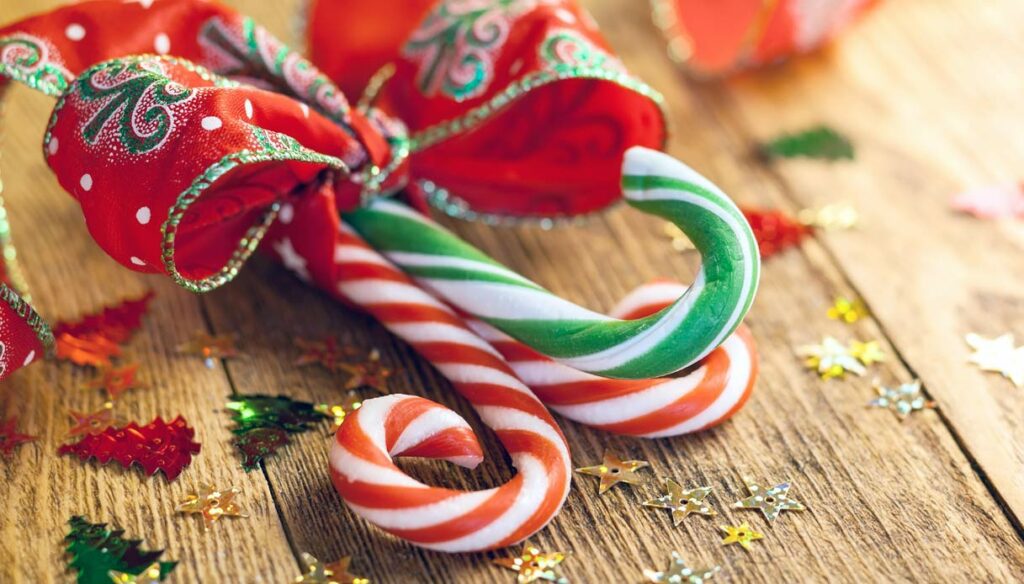 immagine bastoncini di zucchero natalizi