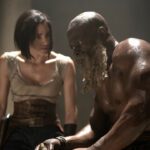 Sofia Boutella e Djimon Hounsou in rebel moon: part1 - figlia del fuoco