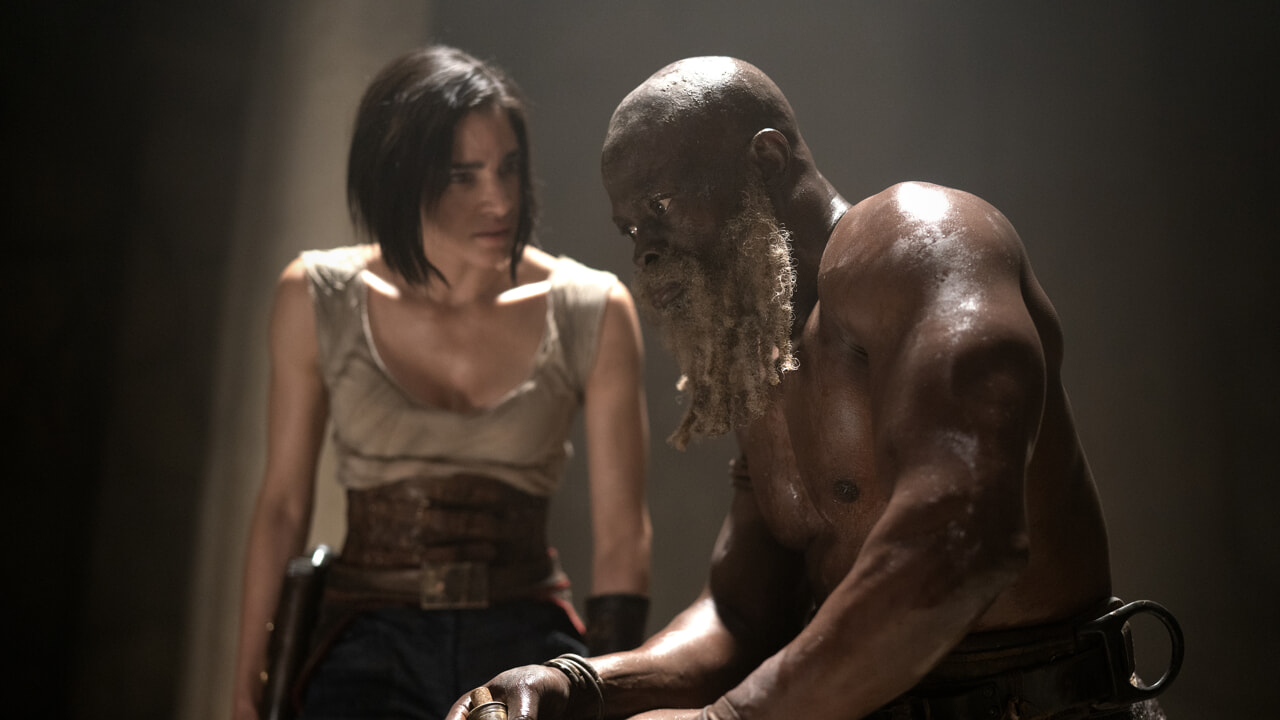 Sofia Boutella e Djimon Hounsou in rebel moon: part1 - figlia del fuoco