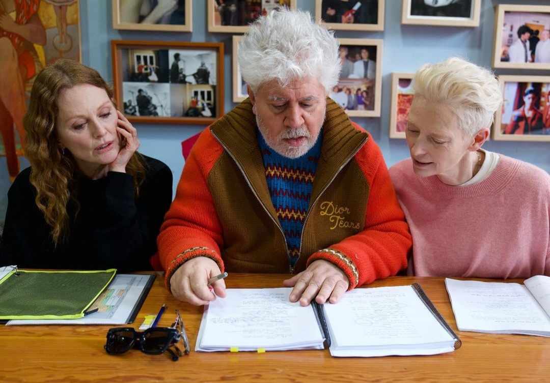 immagine julianne moore, pedro almodovar e tilda swinton